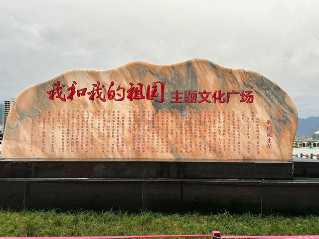 搭了七個多小時高鐵終於到張家界了 ​ ​第一天先隨意在市區溜達，發現這邊的空氣質素真的超好，它是清新