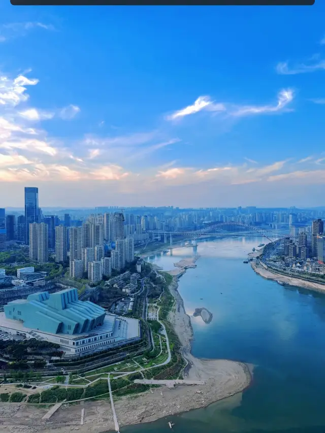 Standing at a height of 250 meters and overlooking the beautiful scenery of Chongqing is absolutely breathtaking!