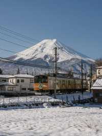 開往富士山的電車富士急行線視角看富士山