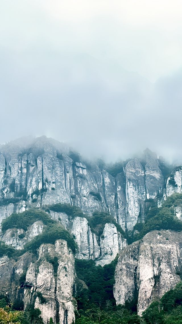 洞內景色奇特，千姿百態，是一個很好的探險勝地