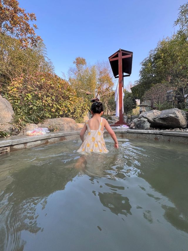 遛娃一日遊｜看七仔 泡溫泉逛水街
