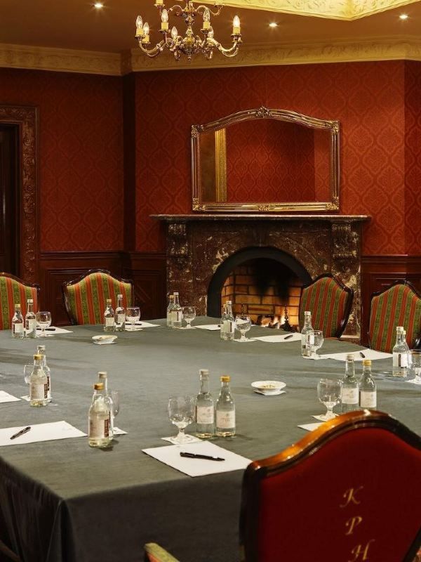 🍀 Killarney's Cozy Corners: Top Hotel Picks 🏨