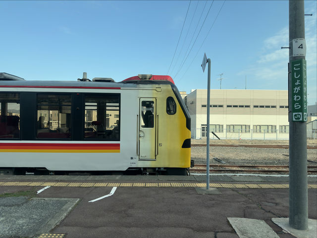 行駛在山海之間，白神號列車
