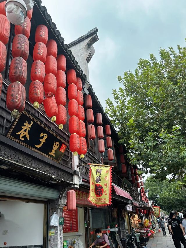 枫泾古鎮（上海金山）枫泾古鎮，位於上海西南，隸屬於上海市金山區，地處滬浙五區（縣）十鎮（鄉）交界。