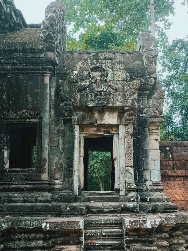 Glorious Angkor Thom Magnificent Ruins: Impression and Posession