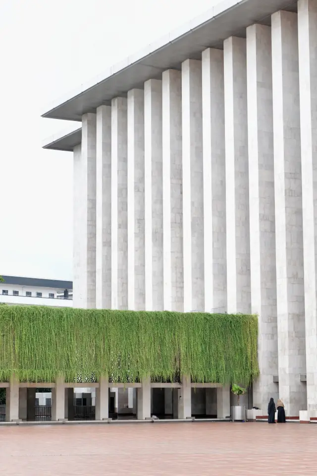 Indonesia's largest mosque, are you sure you don't want to check in?