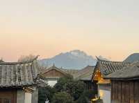 陽光麗江，冬日盛景 在麗江，陽光與雪山撞個滿懷。