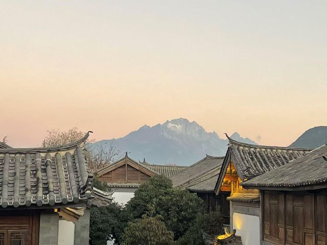陽光麗江，冬日盛景 在麗江，陽光與雪山撞個滿懷。