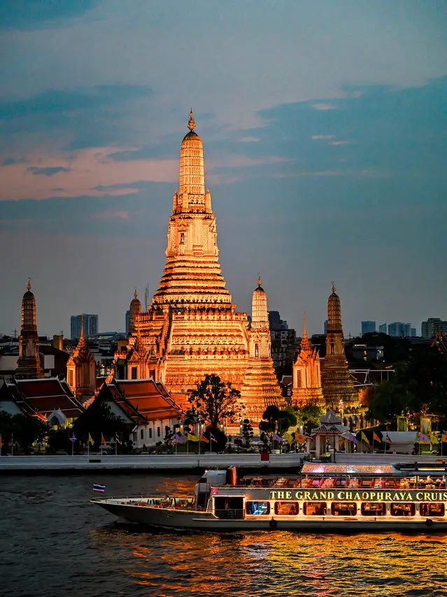 Your Complete Guide to a Chao Phraya River Night Cruise in Bangkok 🌃