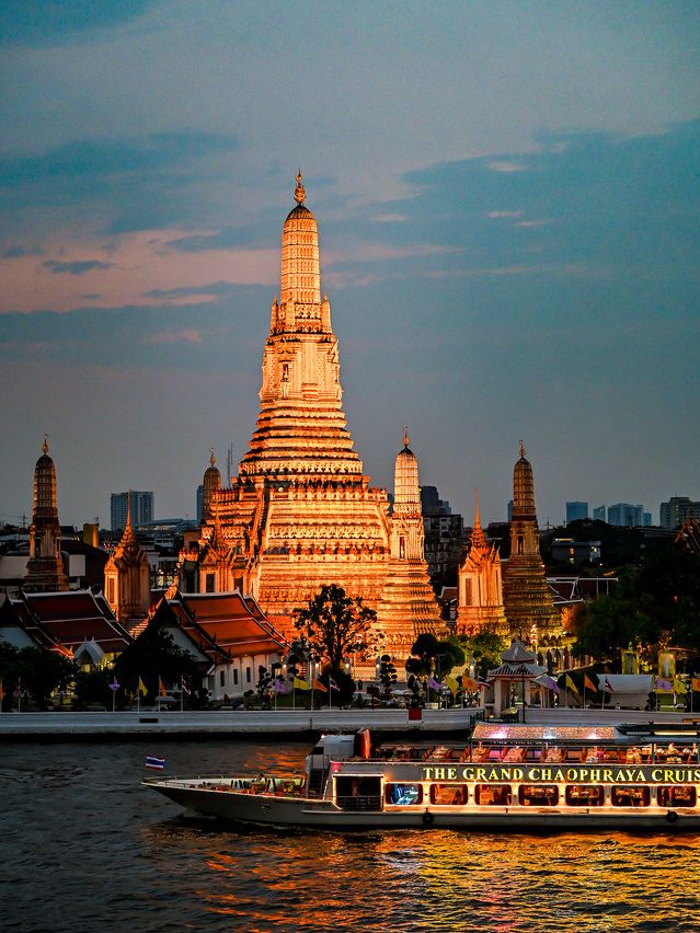 Your Complete Guide to a Chao Phraya River Night Cruise in Bangkok 🌃