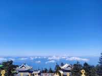 "峨眉山一座雲上佛國，人間仙境"。