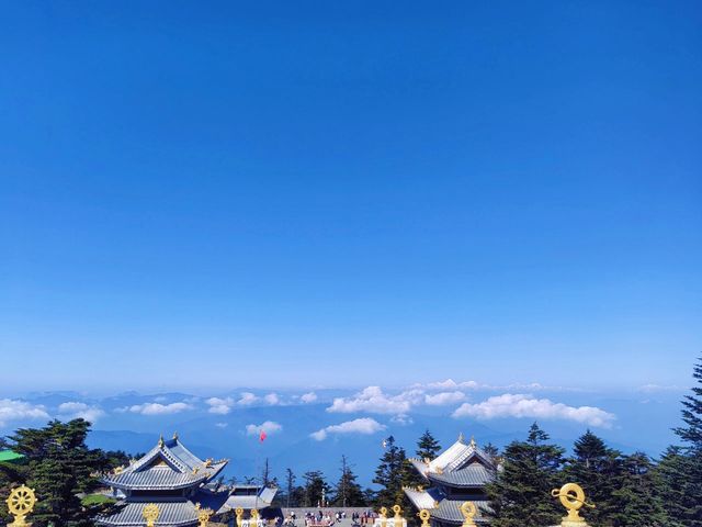 "峨眉山一座雲上佛國，人間仙境"。