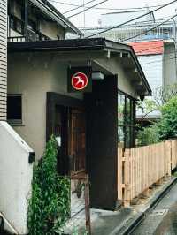 東京文青聖地！Fuglen咖啡廳：時光交錯的北歐風慢活體驗】**  