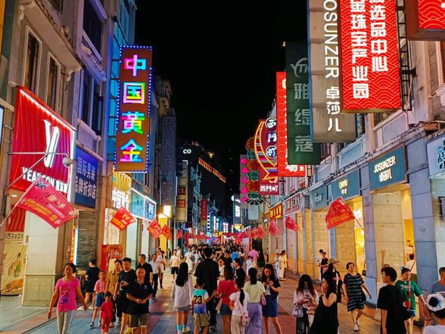 Shanghai After Dark: Exploring the City's Enchanting Nighttime Parks and Walking Streets