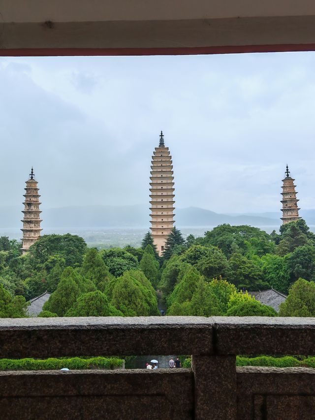 寺不在大，依山傍水則靈
