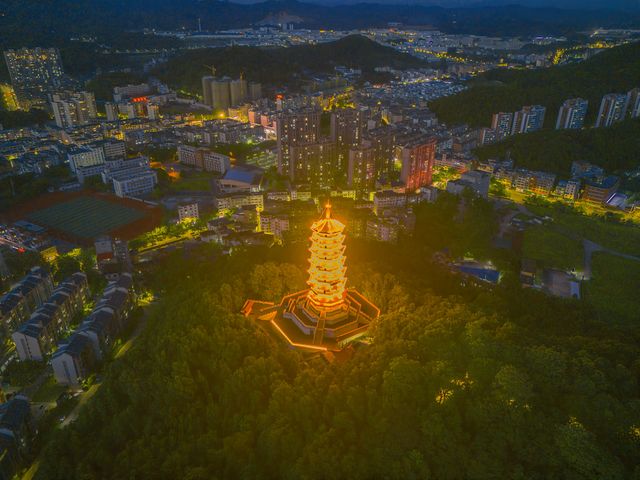 定南布衣塔打卡影相，夜景影出嚟好靚