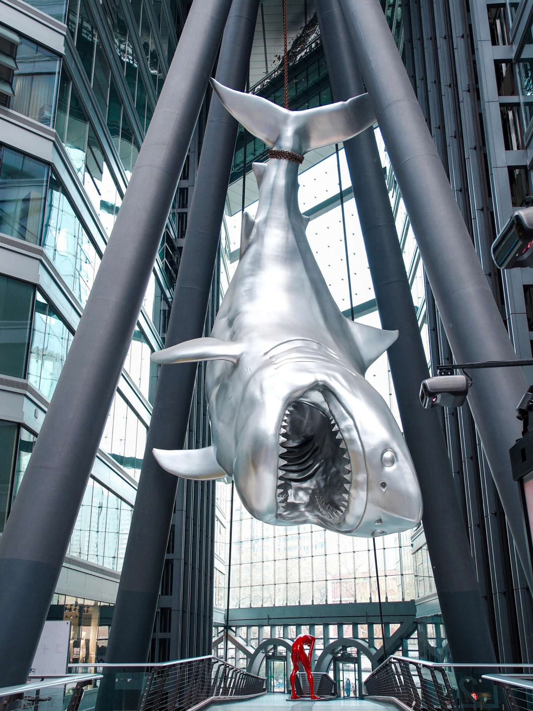 Keluarga, siapa yang mengerti ini?! Berbelanja di Parkview Green di Beijing serasa berada di galeri seni di luar negeri – Parkview Green memang tempat yang tepat! Lebih dari 500 karya seni tertata rapi di setiap sudutnya, bahkan langit-langitnya pun dihiasi dengan seni. Berbelanja, berfoto, dan bersantap – semuanya dalam satu tempat! Ini panduan wajib dikunjungi – simpan sekarang!

📍【Lokasi Tepat】No. 9, Jalan Dongdaqiao, Distrik Chaoyang, Beijing. Jangan menuju ke gedung perkantoran di sebelahnya! Carilah eksterior piramida kaca yang menarik perhatian – sebuah landmark seni di sebelah CBD, mudah terlihat bahkan oleh mereka yang kurang peka arah!

🚇【Panduan Transportasi】Berfokus pada rute langsung tanpa jalan memutar

- Para pengguna kereta bawah tanah bergembira: Keluar dari Pintu Keluar A Stasiun Dongdaqiao di Jalur 6, 7 menit berjalan kaki – jauh lebih baik daripada naik taksi dan terjebak macet di CBD!

- Pilihan bus: Naik bus 28, 43, atau 120 dan turun di Stasiun Fangcaodi. Seberangi jalan untuk mencapai pintu masuk utama.

- Hati-hati saat berkendara: Tempat parkir tersedia banyak, tetapi sangat mahal di akhir pekan. Naik kereta bawah tanah + jalan kaki adalah pilihan yang lebih baik, ditambah Anda dapat menikmati pemandangan jalan di sepanjang jalan.

🌟【Sorotan】Berbelanja di mal = pameran gratis

✅ Hiu terbalik setinggi 9 meter: Spot foto ikonik di jembatan dua lantai! Efek cahaya dan bayangan pada pukul 15.00 sungguh memukau. Berdiri di dekat jembatan untuk berfoto interaktif terasa seperti masuk ke dalam film fiksi ilmiah.

✅ 628 Benang Perak "Empty Bundle": Instalasi menakjubkan di lantai dua basement. Benang biru-hijau menggantung dari lantai sepuluh hingga patung Buddha; bidikan sudut lebar dari bawah langsung menciptakan mahakarya cyberpunk.

✅ 41 Patung Dali: Koleksi patung Dali asli terlengkap di dunia! Tersebar di seluruh lantai, Anda mungkin menemukan mahakarya saat berjalan-jalan, memaksimalkan pengalaman artistik Anda.

✅ Jembatan Gantung Langit sepanjang 236 meter: Jembatan pejalan kaki dalam ruangan terpanjang di Asia. Berjalan melintasinya menawarkan pemandangan panorama seluruh mal; pagar transparannya memberikan foto panorama yang sempurna.

✅ Museum Seni Gratis: Museum Parkview di lantai 10 dapat dimasuki dengan reservasi terlebih dahulu. Nikmati pameran seni laser dan lukisan-lukisan unik di waktu luang Anda, menghemat biaya masuk.

📸【Tips Berpakaian】Trik untuk Menggandakan Kesuksesan Foto Anda

- Pilih Warna Sederhana: Hitam, putih, abu-abu, dan warna Morandi paling cocok untuk instalasi seni. Hindari gaya yang terlalu mencolok yang mungkin bertabrakan dengan pameran.

- Hindari Pakaian yang Terlalu Kebesaran: Jangan kenakan pakaian yang terlalu besar atau tebal! Ruang terbatas di jembatan gantung dan di koridor berarti atasan yang pas dan jaket tipis sangat penting – ramping dan tidak akan menghalangi kamera.

- Aksesori merupakan nilai tambah: Kacamata hitam dan tas selempang kecil sebagai properti, dipadukan dengan komposisi diagonal di tangga pelangi, menciptakan suasana yang memukau.

- Tips menghindari: Pencahayaan mal lembut; hindari mengenakan pakaian hitam pekat, karena Anda akan menyatu dengan bayangan. Warna yang lebih terang terlihat lebih elegan.

🍜【Kuliner Wajib Dikunjungi】Hindari Tempat-Tempat yang Instagramable

- Pecinta hidangan laut, kunjungi Zangjia: Udang mentah yang dimarinasi di lantai dua basement berukuran sangat besar, dan nasi teripangnya menyerap kuahnya dengan sempurna – perpaduan yang lezat dengan suasana artistik.

- Mie ala Suzhou di Songhelou: Mie telur kepitingnya kaya akan bahan, kenyal, dan semangkuk hangat sempurna setelah seharian berbelanja.

- Makanan Thailand di Mango Tree: Sup Tom Yum berbintang Michelin terasa tajam dan pedas, dan leher babi panggang arang harum namun tidak berminyak – sungguh lezat dengan nasi.

- Pilihan pecinta kuliner: Du Xiaoyue – Ayam Tiga Cangkir Taiwan klasik dan Mie Goreng Hsinchu, terjangkau dan autentik, sempurna untuk pengunjung solo tanpa membuang-buang makanan.

⚠️【Tips Bermanfaat】Hindari Jebakan

- Waktu Terbaik: Pagi hari kerja sekitar pukul 10.00 adalah yang paling sepi, tidak ada antrean untuk berfoto. Akhir pekan disarankan setelah pukul 16.00.

- Tips Reservasi: Buat reservasi satu hari sebelumnya melalui akun WeChat resmi untuk museum seni di lantai 10, jika tidak, Anda mungkin tidak bisa langsung masuk.

- Pengingat Makan: Restoran-restoran populer memiliki antrean di akhir pekan, jadi disarankan untuk makan di luar jam sibuk atau hubungi terlebih dahulu untuk membuat reservasi.

- Keuntungan Tersembunyi: Terkadang ada konser dalam ruangan gratis di atrium LG2, yang memungkinkan Anda menikmati musik sambil berbelanja dan makan. Jika beruntung, Anda mungkin bisa menyaksikannya.

- Praktik Terlarang: Fotografi dengan flash dilarang di dalam museum seni. Jangan sentuh patung-patungnya; jadilah orang yang beradab saat mengambil foto.

Ada yang bilang semua pusat perbelanjaan di Beijing sama saja? Tunjukkan Parkview Green kepada mereka! Nikmati pameran seni gratis, ambil foto-foto menakjubkan untuk media sosial Anda, dan cicipi kuliner internasional – nilainya sungguh luar biasa!