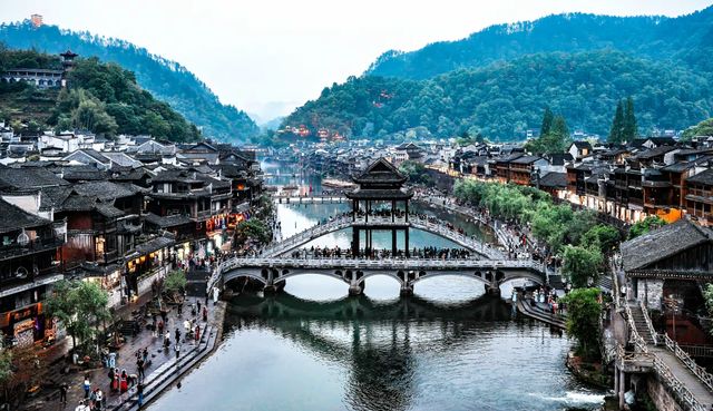 夢裡的邊城 心中的鳳凰。