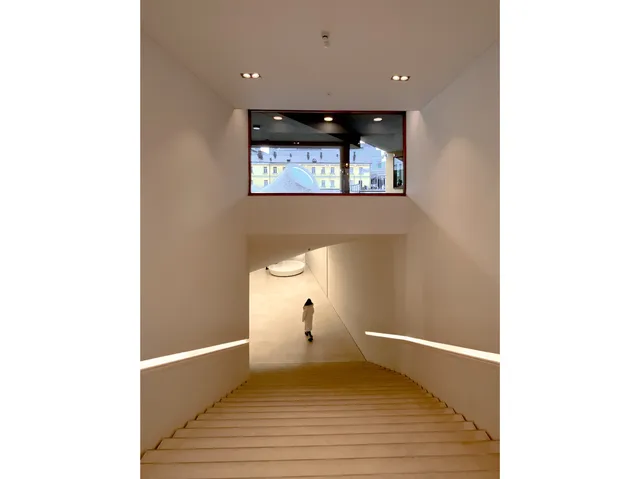 芬蘭這個美術館就像是廣場上平地冒出的泡泡