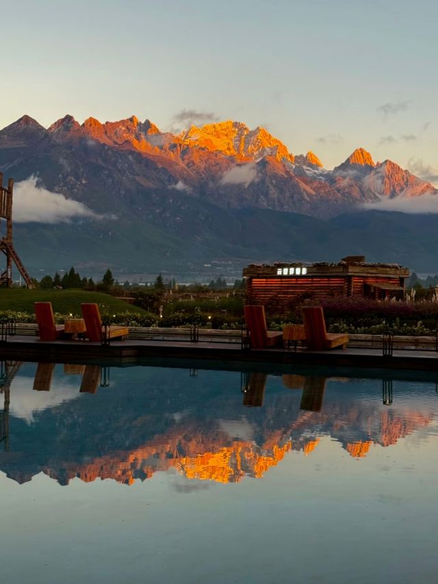 玉龍金山晨光絕美