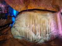 踏入這片地下溶洞,彷彿一腳踩進了億萬年的時光長河裡。抬眼望去,嶙峋的鐘乳石從穹蒼垂落,似冰柱、似玉石柱