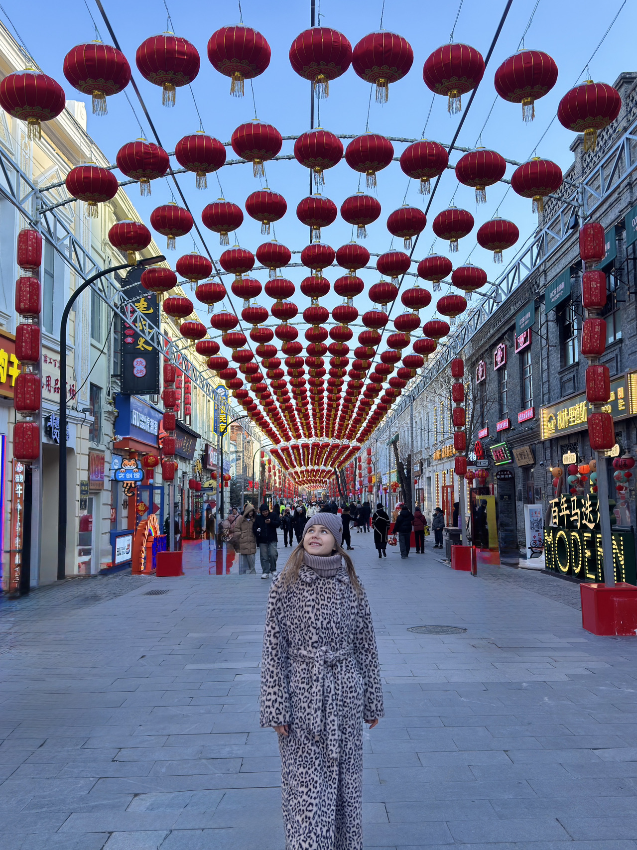 A very beautiful and interesting place for a stroll, just like the Arbat in the city center.

It's a pleasant place to stroll both during the day and in the evening, and you can find something interesting at any time of day.

The street is currently decorated with lanterns and other displays dedicated to the New Year.

During the day, it's worth strolling to admire the unusual building facades, architecture, and signs, and in the evening, enjoy the street illuminated.

In the evening, the street takes on a new look when all the lanterns are lit, the lights are on, literally every bench is lit, and music is playing 💫

There are many places to eat along the street, as well as numerous takeaways, and the aromas waft from literally every corner.
We decided to try the waffles with ice cream (pictured in the carousel) - they were delicious, we highly recommend them!

Grab a coffee, some waffles, and take a leisurely stroll... 💫 truly pleasant and romantic moments!

Keep in mind that it can get crowded in the evenings, especially on weekends. So the best time (at least for me) is on a weekday ☺️

Save a spot for a visit!

#harbin