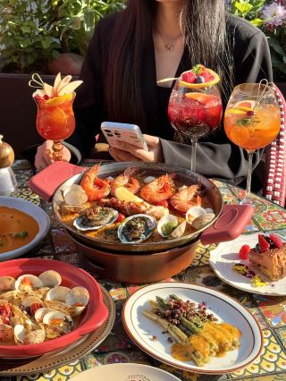 มื้อสายสุดประทับใจบนระเบียงกลางแจ้งในย่านซานลี่ถุน กรุงปักกิ่ง อบอวลไปด้วยความสง่างามราวกับพิธีกรรม ในช่วงบ่ายที่แดดจ้า!