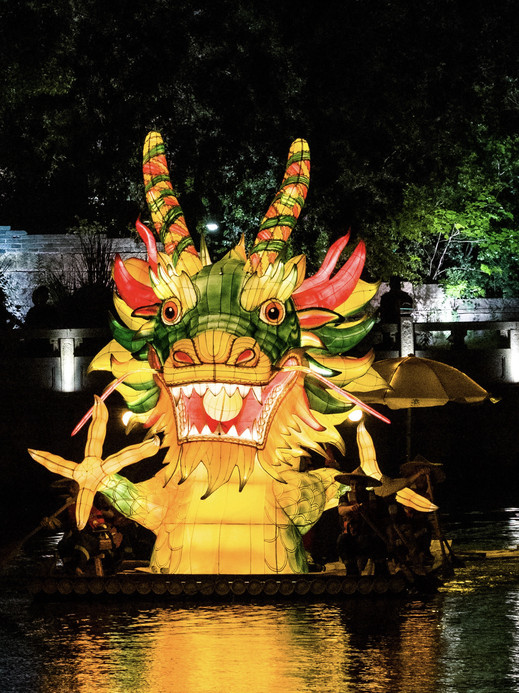 This golden dragon on the water was directly deified and rushed