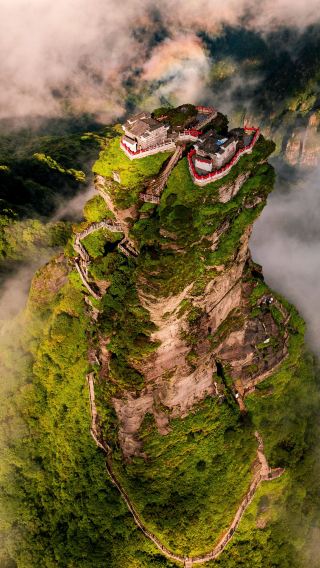 Crispy college student bravely conquers Fanjing Mountain