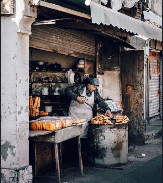 You don’t have to spend your whole trip climbing Mount Tai 🏔️! The most touching scenery of this ancient city hides in its old‑town alleys full of local life. Grocery stores, vintage signs and steaming‑hot breakfast stalls are perfect for film‑style photoshoots, ideal for solo trips or bestie outings 📸.
 
🏨【Ximei Yaju Hotel · Mountain‑View King Room】
📍 Near downtown old streets
▪️180°panoramic floor‑to‑ceiling window with mountain view 🏞️
▪️Spacious room for outfit changes & posing 💄
▪️HD makeup mirror for quick touch‑ups
▪️Wet‑dry separated bathroom for comfortable stay 🛁
▪️Free parking for self‑driving visitors 🚗
Shoot street‑life photos by day, and relaxed mountain‑view portraits in the hotel at dusk.
 
📸 Top 6 Shooting Spots
1️⃣ Old grocery store‑Vintage market vibe 🥢
2️⃣ Hello‑Kitty shop window‑Sweet‑style portraits 👧
3️⃣ Breakfast stall‑Lifestyle documentary shots 📷
4️⃣ Deep old alley‑Dynamic Hong‑Kong‑style photos 💃
5️⃣ Retro store sign‑Old‑town film atmosphere 🎞️
6️⃣ Mountain‑view guest room‑Lazy vacation shots 🛏️
 
Wander slowly through old streets and capture Tai’an’s warm urban charm.
 
#TaianOldStreetShooti ng #XimeiYaju  #FilmTravelPhotography  #HiddenOldTownSpots  #TianwaiVillage 