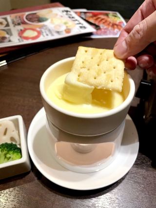 This is a late food post.
How late? It's from December 2023.
The restaurant has even taken this dish off the menu.
I can only share it as a novelty food experience.
In Utsunomiya, you have to mention gyoza.
Soldiers returning to Japan from Northeast China (formerly Manchuria)
brought back the gyoza-making methods they learned there to Utsunomiya.
Plus, Utsunomiya has an inland climate—hot in summer and cold in winter.
A steaming, nutritionally balanced gyoza
was just the thing to help people replenish their energy.
Furthermore, the area is rich in high-quality ingredients like flour, pork, chives, and cabbage, so gyoza took root here.
Utsunomiya is a place that has turned gyoza into its city calling card.
On a slightly chilly night in December,
I wanted a steaming hotpot more than pan-fried gyoza.
Horse meat hotpot piqued my interest.
The 3 types of horse meat were lean, marbled, and fatty (similar to brisket fat).
The fatty part is very close to the brisket fat in Chaoshan hotpot, but even "harder" (since horses get so much exercise).
It didn't have a gamey taste, but it wasn't exactly fragrant either.
Rather than being amazingly delicious, it was more of a surprising novelty.