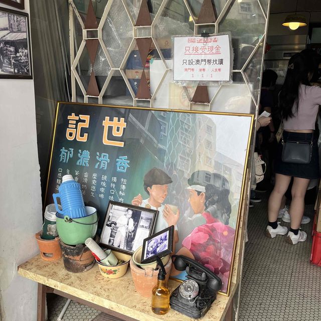官也街排隊店！樽仔鴛鴦配豬扒包！