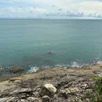 จุดชมวิว ลาดเกาะ โขดหินและทะเลสวยงาม