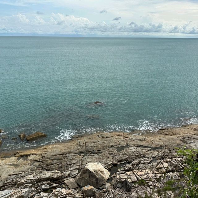 จุดชมวิว ลาดเกาะ โขดหินและทะเลสวยงาม