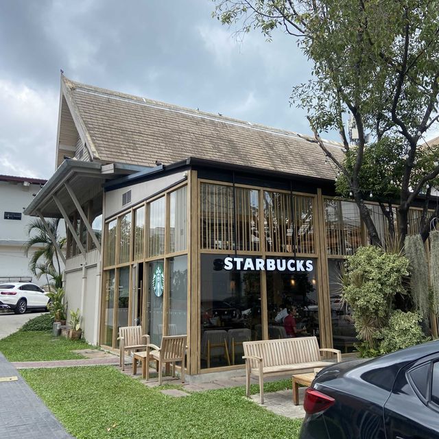 대형 체인 커피숍이지만 치앙마이의 스타벅스는 예쁘다 🏡 
