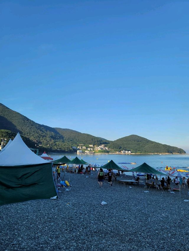 수변전망대가 있어서 산책하기 좋은 흑진주몽돌해변🩵