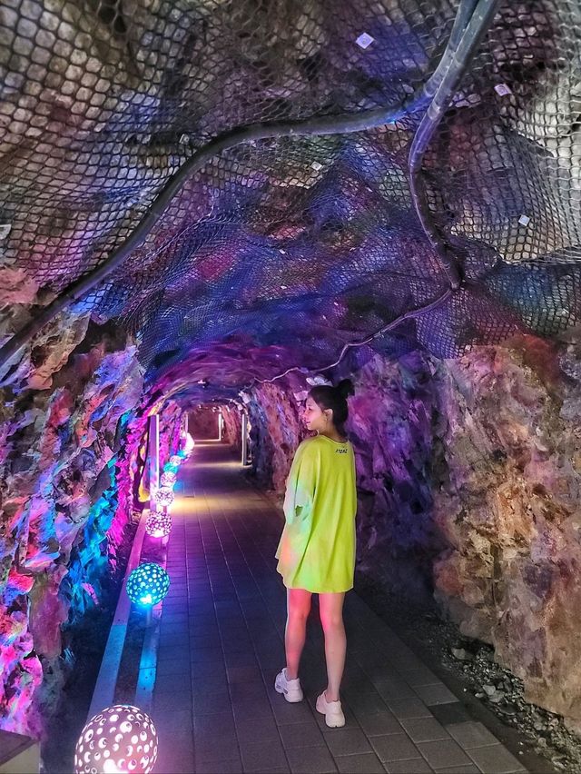빛터널과 포토존이 있는 대항항포진지동굴🪨