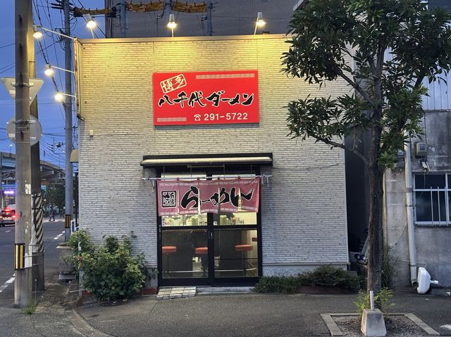 福岡・博多区。とんこつベースの緑色ダーメン『博多ダーメン屋八千代支店』