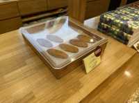 札幌・すすきの。NIKKAの看板の下でソフトクリーム食べれます『札幌菓子處 菓か舎 すすきの店』 
