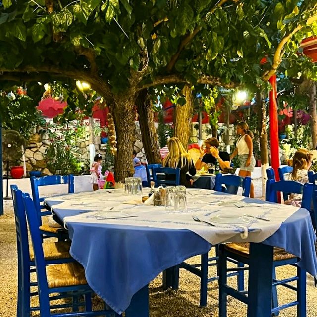 CAFÉ SURROUNDED BY OLIVE TREES!