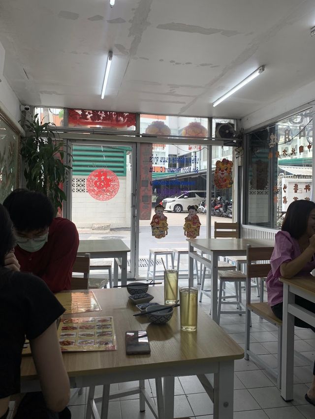 ร้านเกี๊ยวจีน ร้านดูธรรมดา แต่รสชาติไม่ธรรมดา