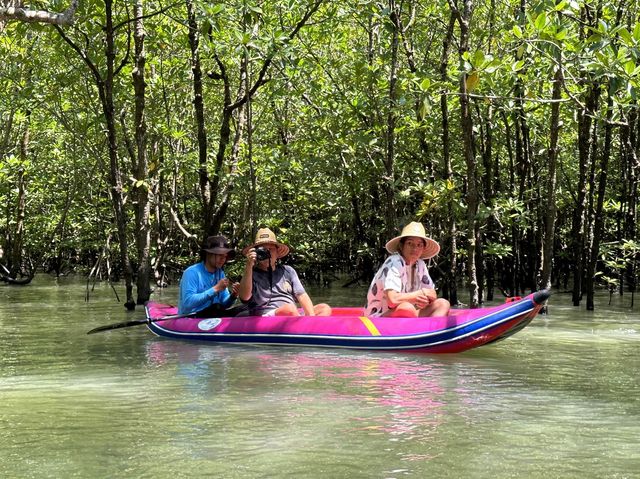 นั่งเรือแคนูเที่ยวถ้ำลอด อ่าวพังงา