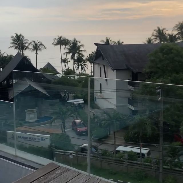 สระว่ายน้ำ rooftop ที่ KC Grande resort&Spa 