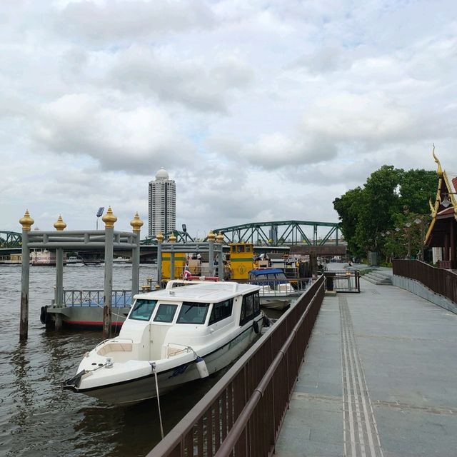 ทางเดินริมน้ำสะพานพุทธ-วัดกัลยา