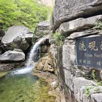 雲台山位於河南省焦作市，景區遊覽小寨溝 