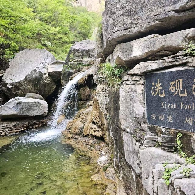 雲台山位於河南省焦作市，景區遊覽小寨溝 