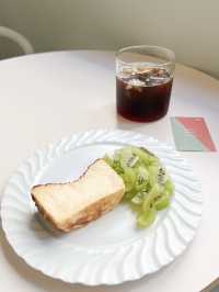 【福岡カフェ】季節のフルーツが添えられたグルテンフリーのチーズケーキ