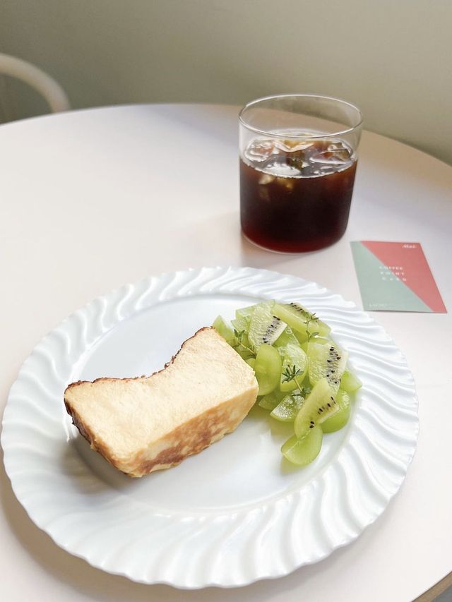 【福岡カフェ】季節のフルーツが添えられたグルテンフリーのチーズケーキ