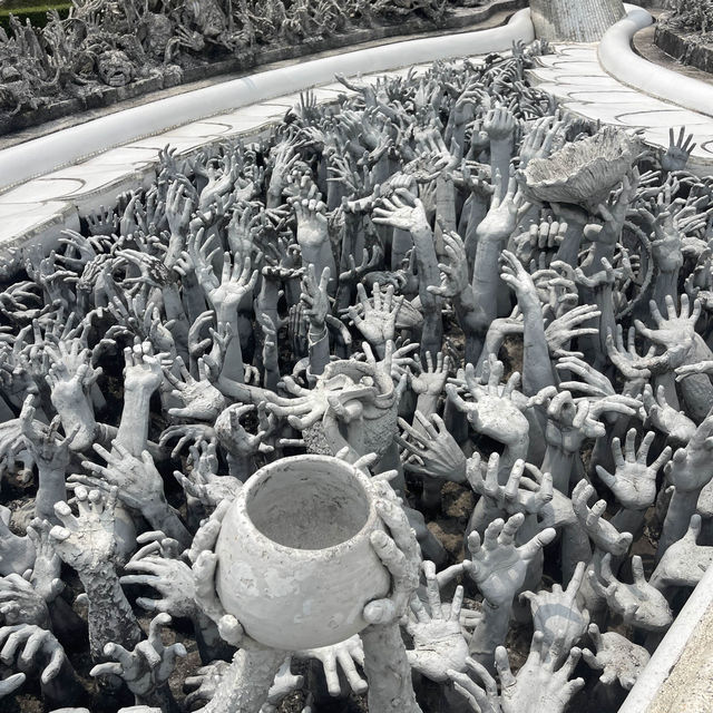 The fascinating white temple of Chiang Rai