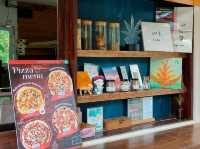 คาเฟ่ริมน้ำในรีสอร์ท The Antique Riverside 